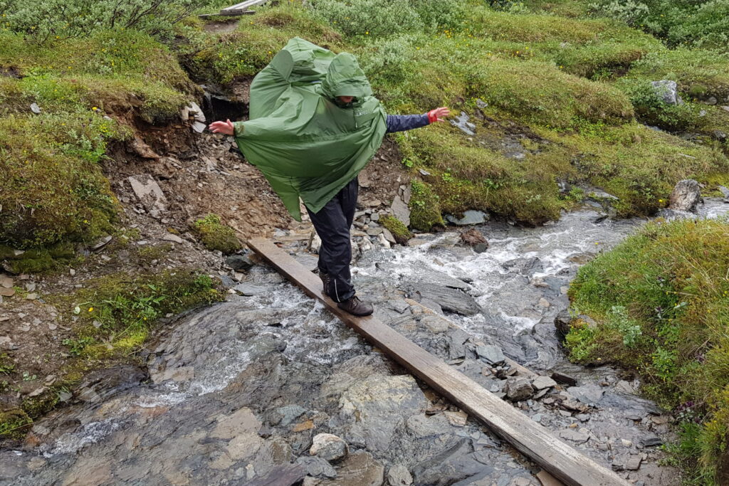 Balancieren über ein Brett über einen Bachlauf