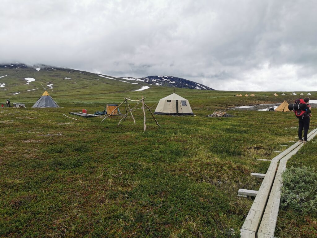 Das Sami-Zeltdorf. Weit verstreut stehen die Zelte.