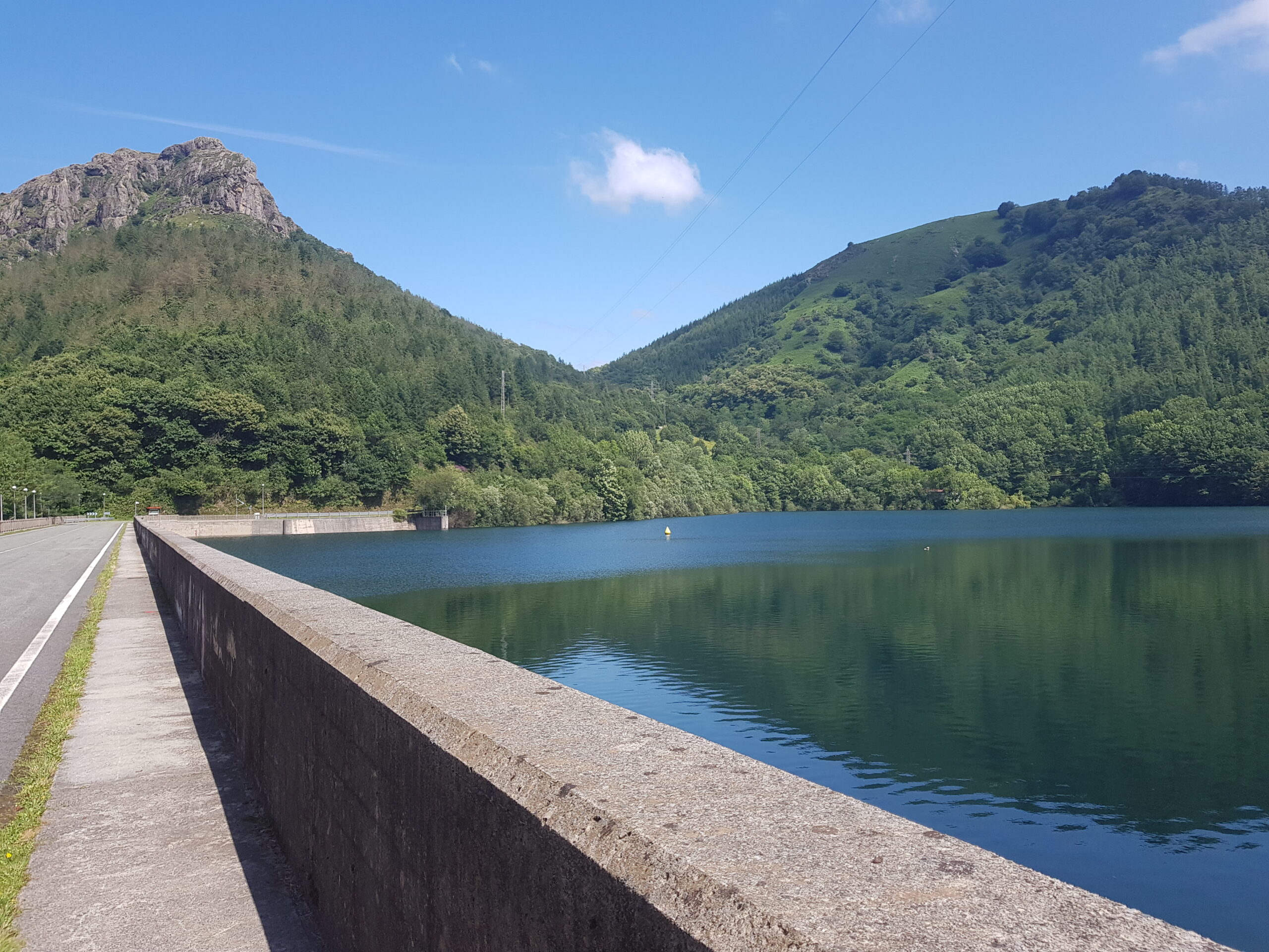 Endlich den See erreicht, aber es ist ein Stausee und es gibt nirgends eine Bademöglichkeit