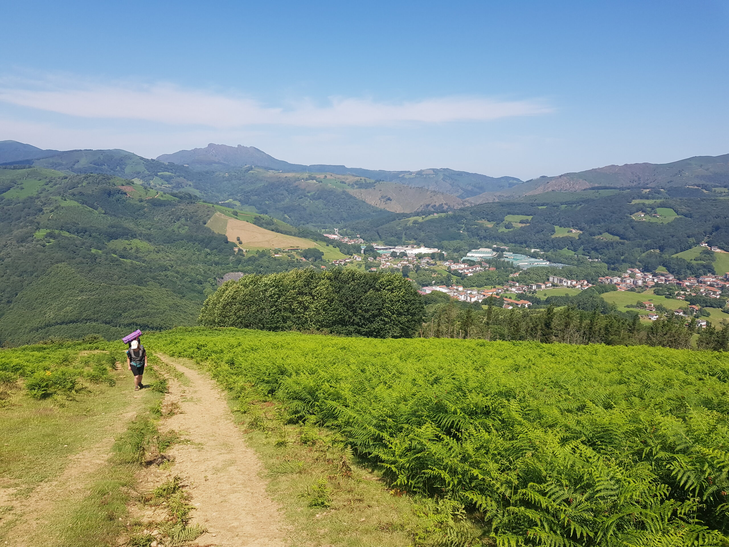 Blick zurück auf Bera. Der Weg führt unter sengender Sonne den Berg hoch.