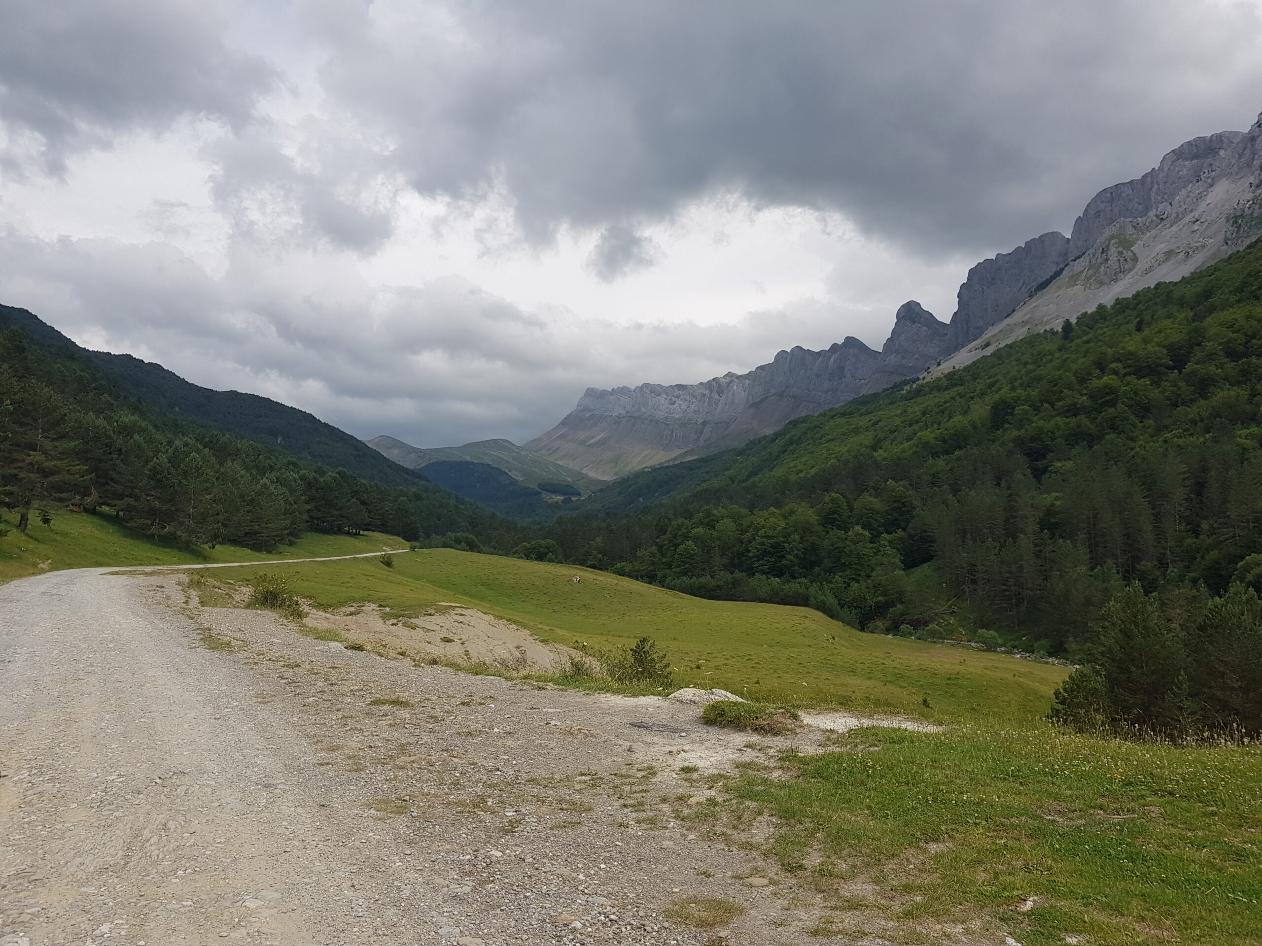 Die Wolken sehen bedrohlich aus, aber es regnet nicht. 