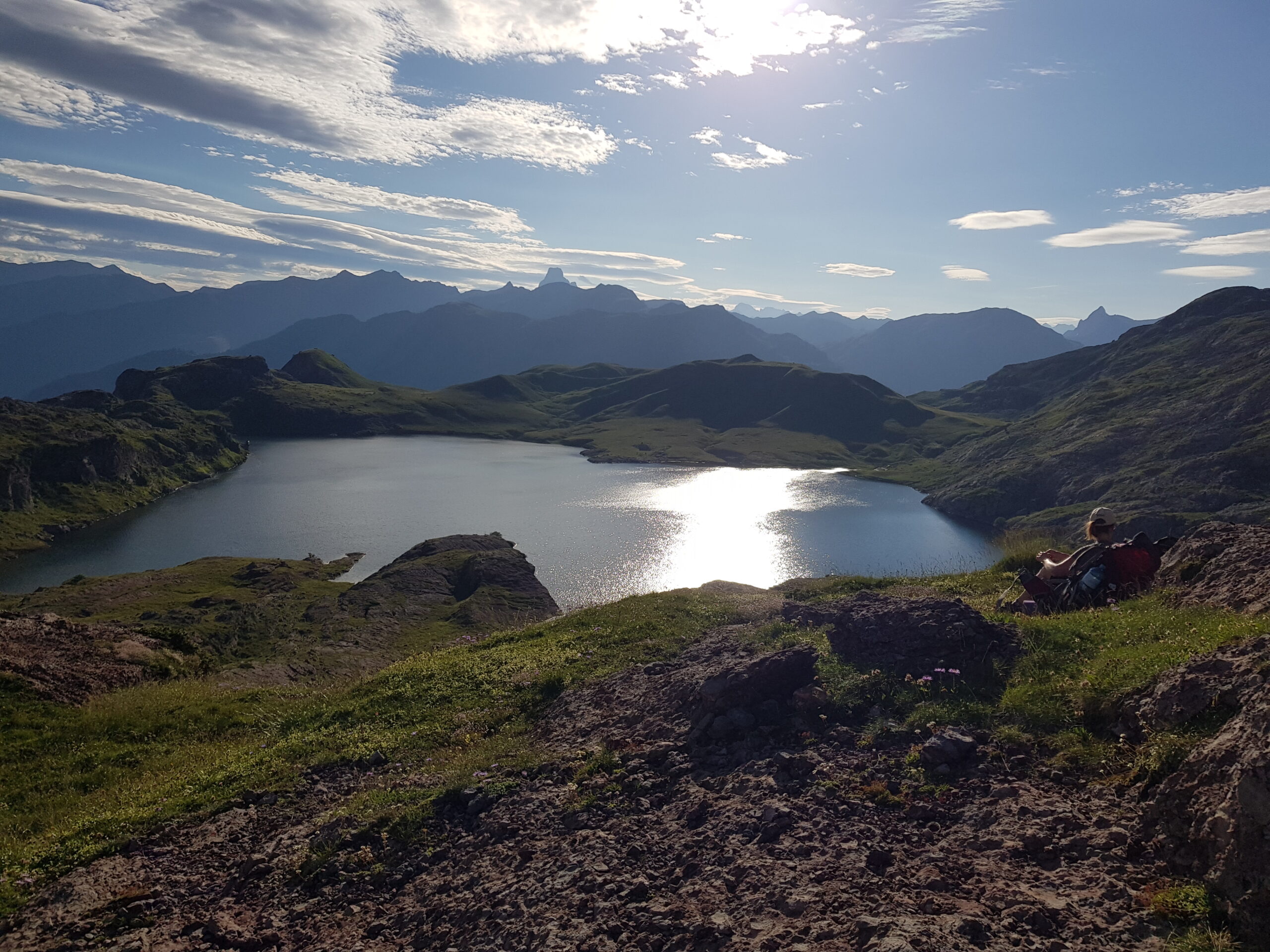 Der See Ibón de Estanés im Morgenlicht