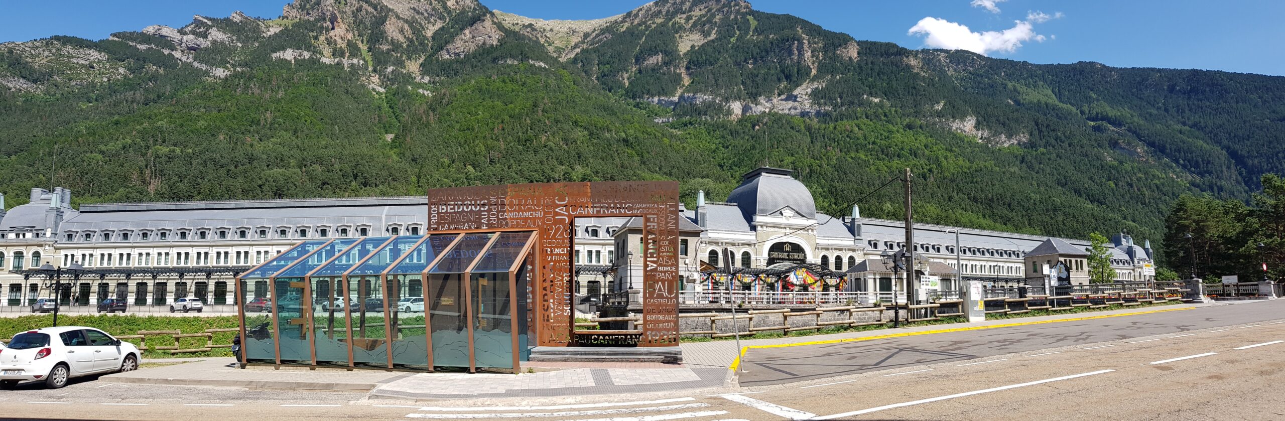 Der historische Bahnhof in Canfranc, heute ein Hotel