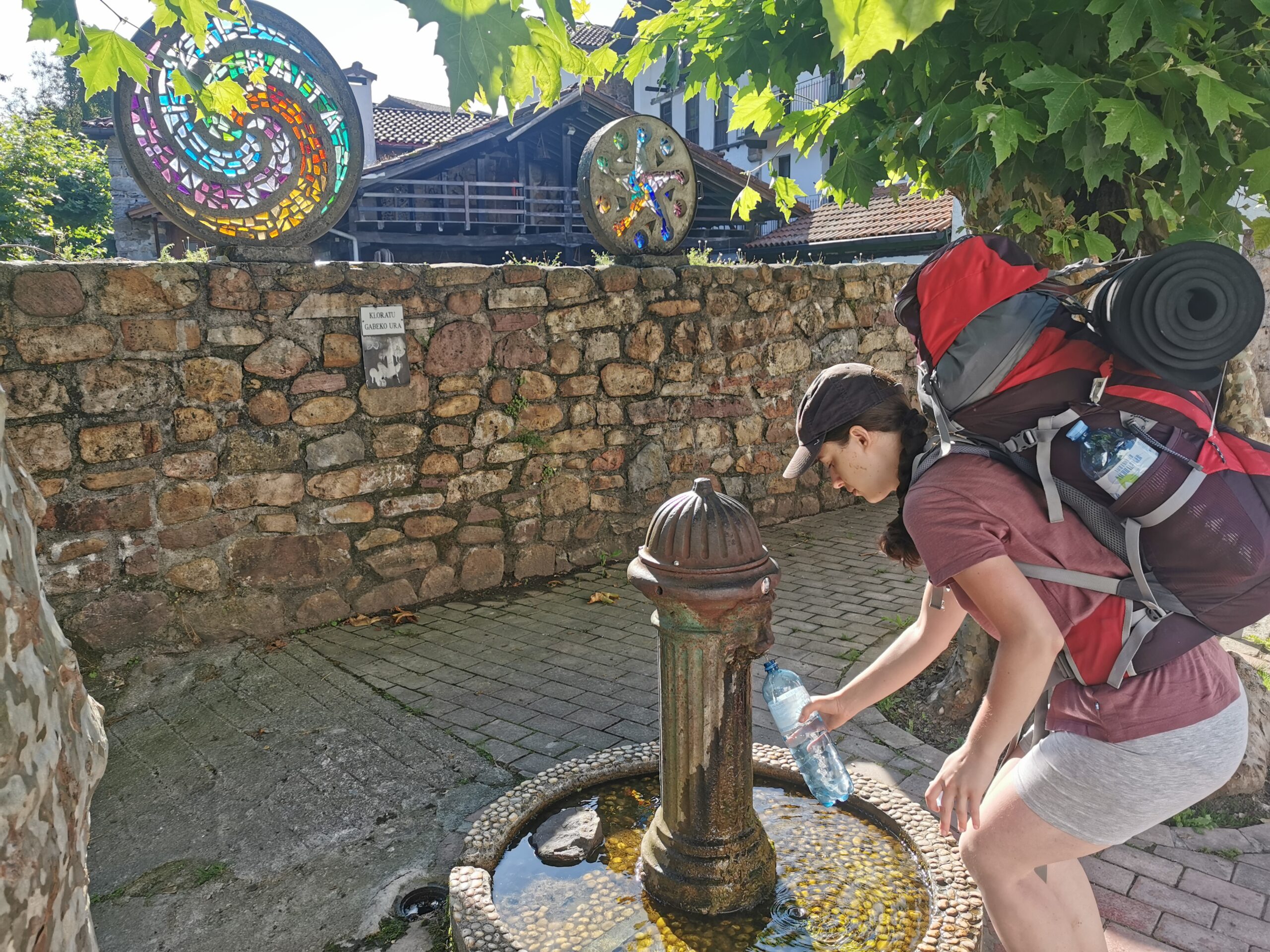 Ein glücklicher Zufall führt uns zu diesem hübschen Brunnen