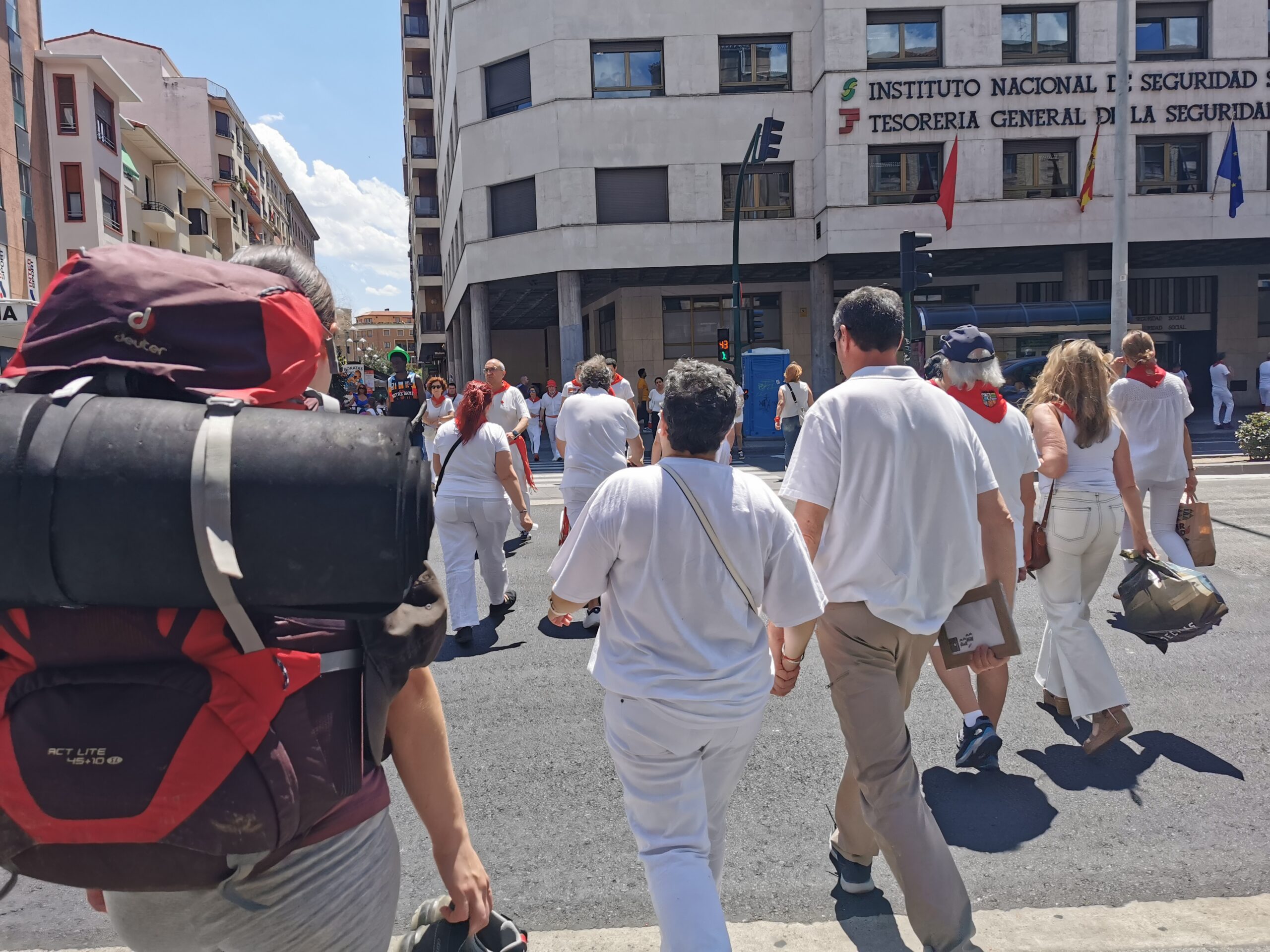 In Pamplona findet das Festival San Fermin statt. Alle tragen weiße Kleidung mit roten Halstüchern.