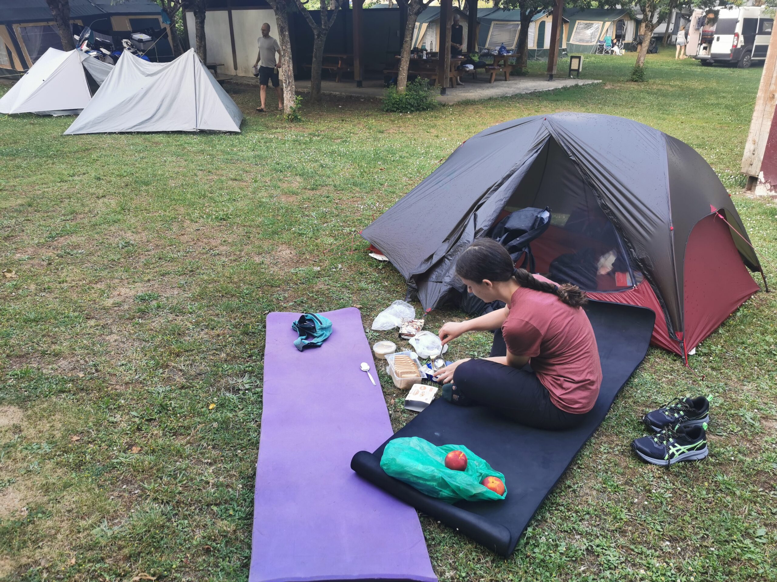 Abendessen auf dem Zeltplatz in Ochogavia. Siehst du die schicken neuen Schuhe?