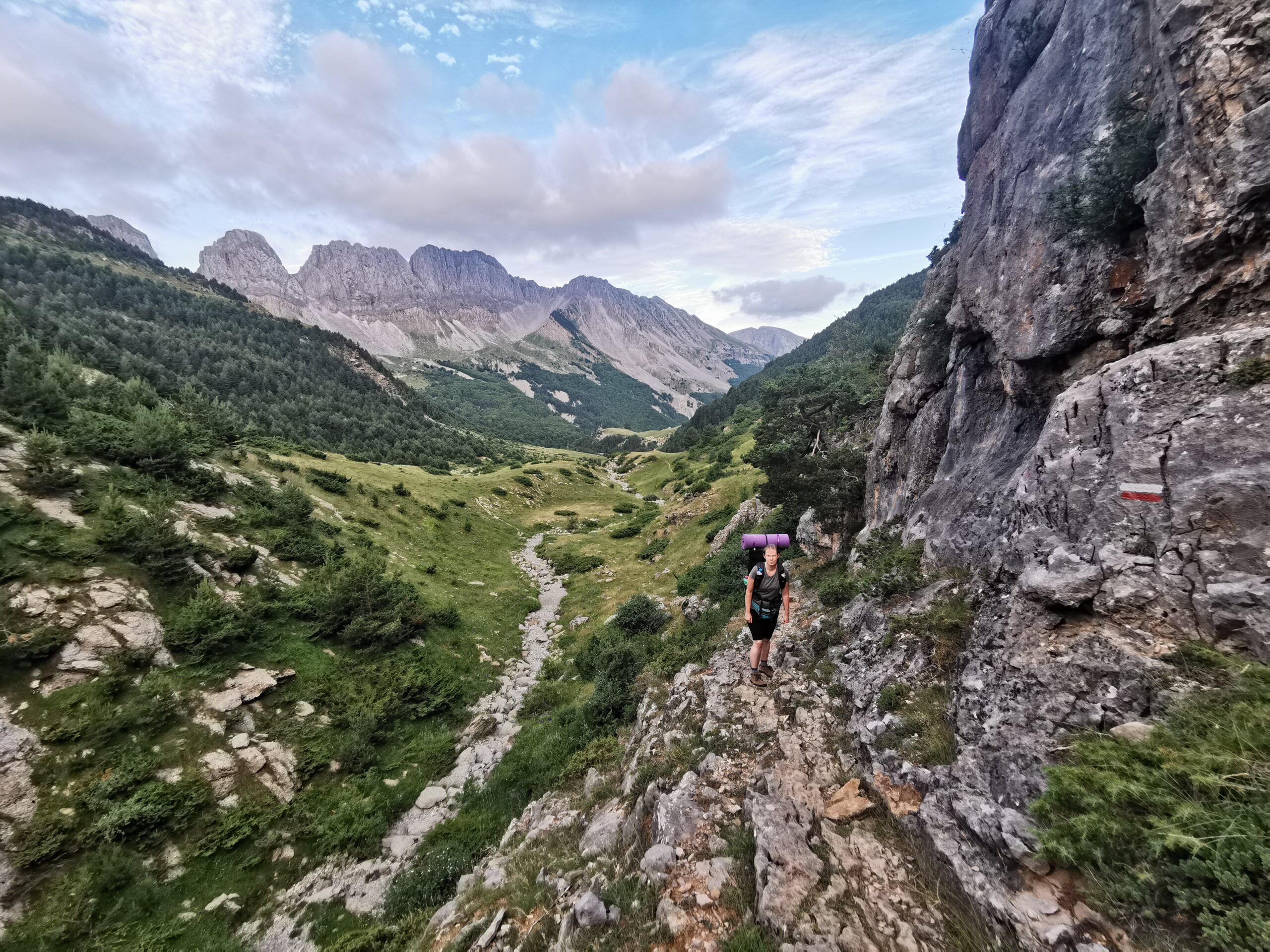 Steiler felsiger Bergpfad in den Pyrenäen