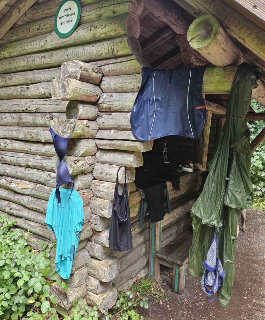 Wäsche zum Trocknen an einer Hütte