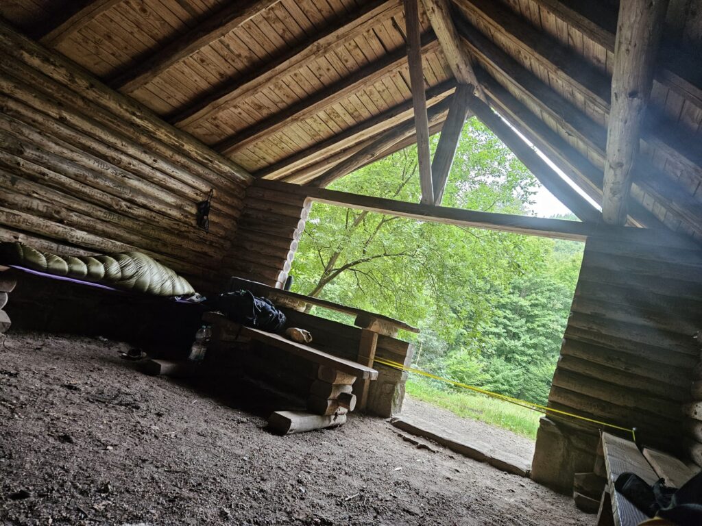 Innere einer Schutzhütte