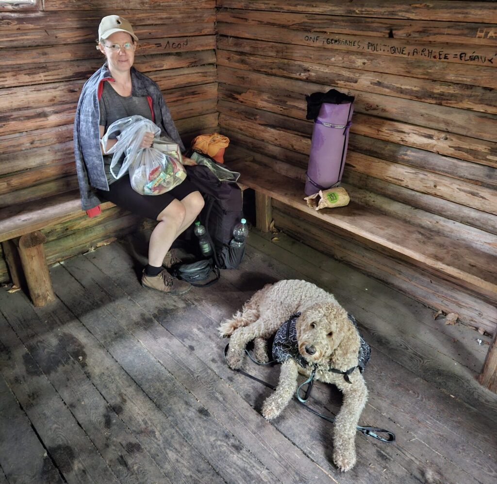 Ungemütliches Mittagessen bei Regen in der Schutzhütte.