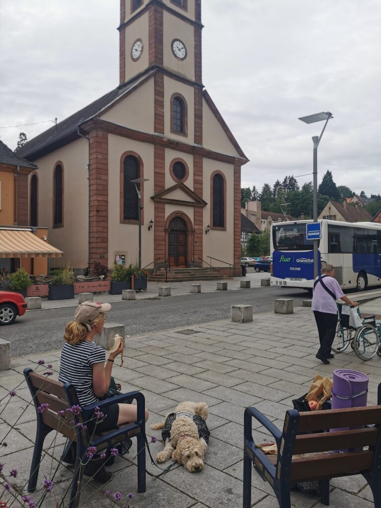 Ein hastiges Frühstück vor der Kirche in Niederbronn-Les-Baines